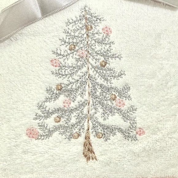 NWT Set of 2 Shimmering Christmas Tree Turkish Bathroom Hand Towels - Picture 3 of 10